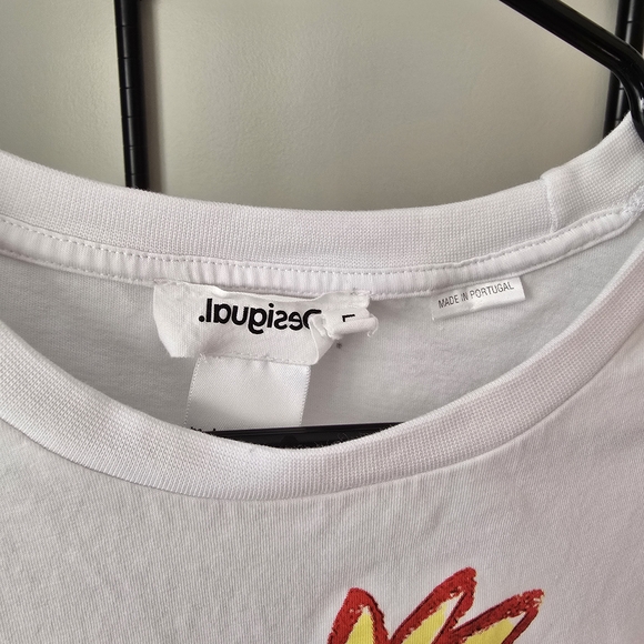 Desigual White Tee with Red and Yellow Accents 100% Cotton Rare 2023 Collection - Picture 4 of 5